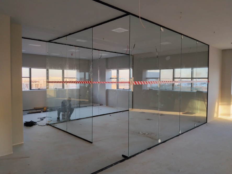 Frameless tempered glass partition in an office